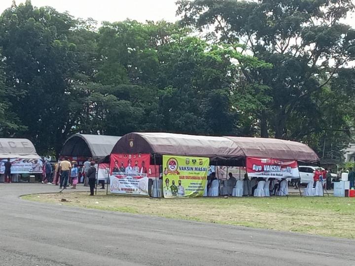Peserta Vaksinasi Massal Membludak, Banyak Warga Tidak Kebagian Vaksin